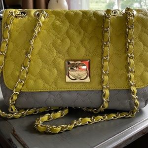 Betsey Johnson Chained, 💚 Shoulder Bag 🩶